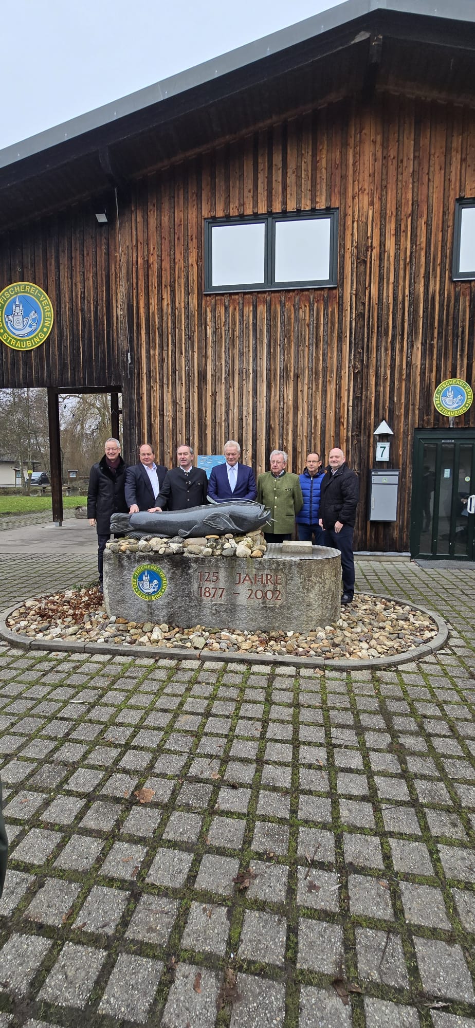 Von links, Präsident des Fischereiverband Niederbayern, Kreiner Michael, Staatsminister Aiwanger, Vizepräsident Scheiblhuber und Vizepräsident Billmeier, Stefan Plendl 1. Vorstand